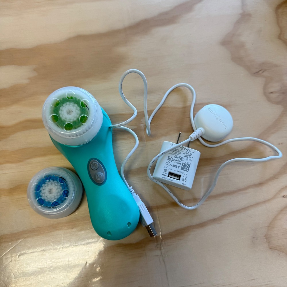 Clarisonic Mia 2 Sonic Facial Cleansing Brush Teal with Charger 2 Brush Heads